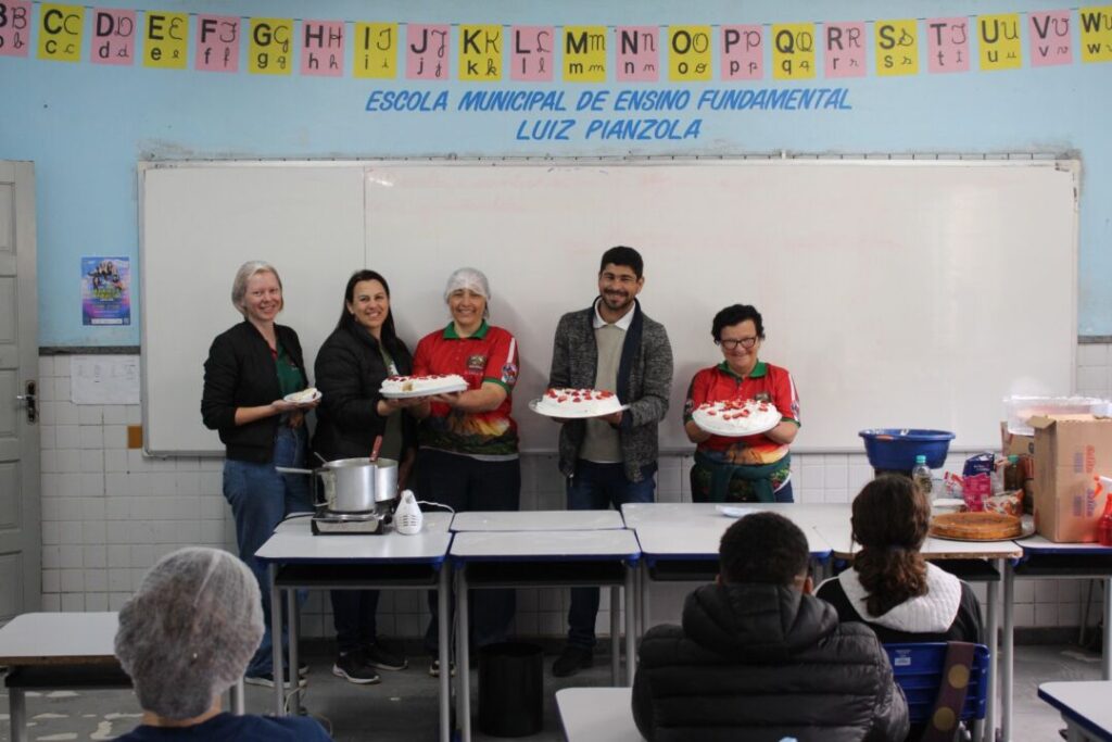 “Precisamos incentivar e motivar a futura geração para que essa tradição continue. A busca pela torta é a parte mais importante da Festa do Morango e não podemos deixar isso acabar. Muitos desses estudantes fazem parte de famílias trabalham voluntariamente durante a festa, e que conhecem a importância do evento para a região”, afirmou Lair.