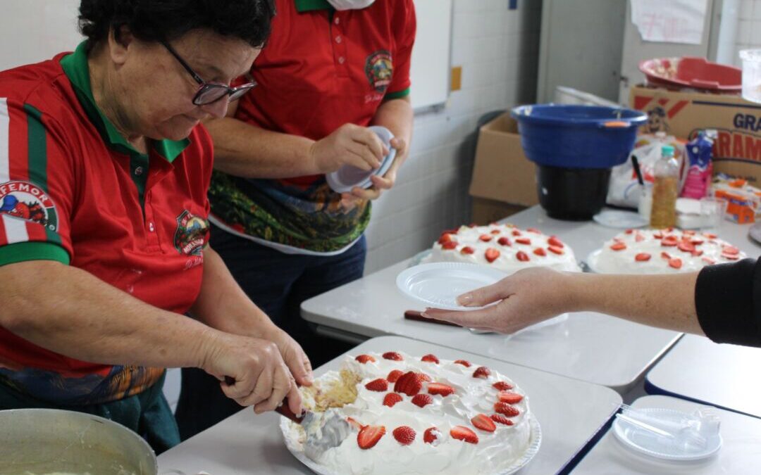 Torta de morango vira aula de cultura e tradição para estudantes
