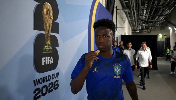 Vini Jr. come abacaxi antes de entrar em campo em Brasil x Haiti (Foto: Reprodução Youtube/GE TV)