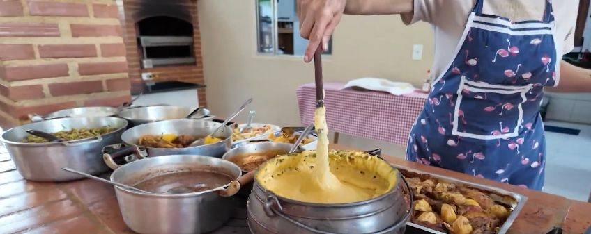 E quem comanda a cozinha é a empreendedora Celesia Agrizzi que não abre mão do fogão a lenha. O cardápio é uma declaração de identidade: galinha caipira, macarrão caseiro, polenta de duas horas, carne de porco frita e carne embaixo da banha. “São comidas que você não vai encontrar no dia a dia em qualquer restaurante, nós prezamos por uma comida natural, sem temperos químicos para os visitantes”, afirma.